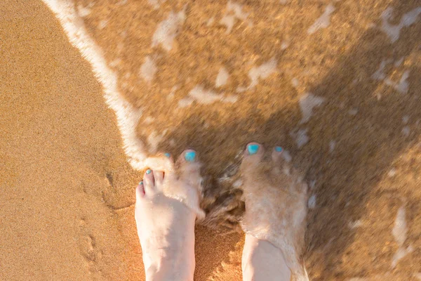 脚趾在沙,与水 — 图库照片