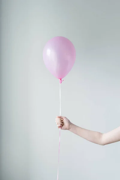 Mano sosteniendo un solo globo Fotos de stock libres de derechos