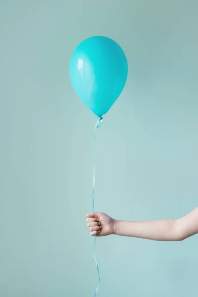 Ruka držící jeden zelený balónek Stock Obrázky