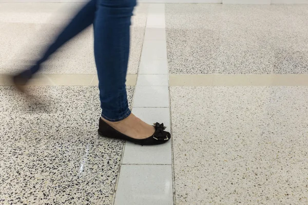 Piernas borrosas y pies en el centro comercial — Foto de Stock