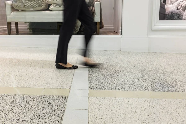 Verschwommene Beine und Füße im Einkaufszentrum — Stockfoto