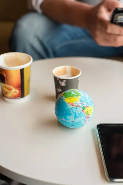 Concetto di viaggio con globo, in attesa in aeroporto — Foto Stock