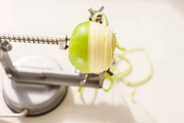 Granny smith apple on a slinky — Stock Photo, Image