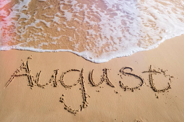 Augustus geschreven op het strand, einde van de zomer concept — Stockfoto