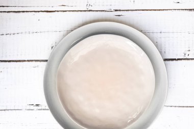 beyaz arka plan üzerinde boş plakalar