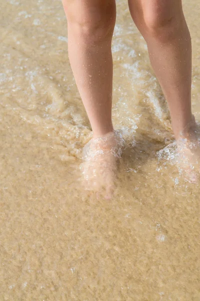 Pés na água na praia — Fotografia de Stock