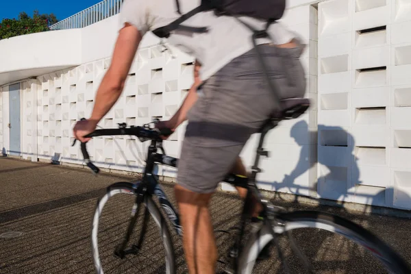 Wazig cylist op de fiets Rechtenvrije Stockfoto's