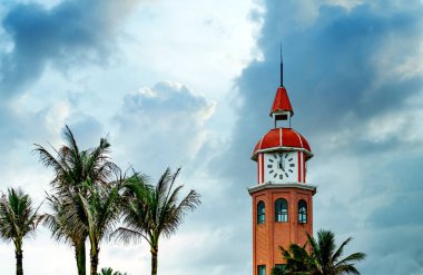 Kıyı şeridi, Haikou, Hainan, Çin yer alan antik çan kulesi.