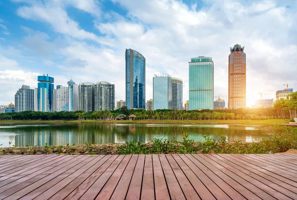 China Haikou Cityscape Arranha Céus Junto Lago — Fotografia de Stock