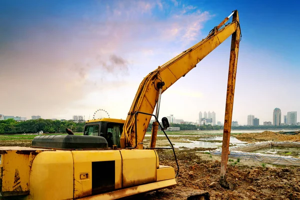 挖掘机正在开挖现场施工 — 图库照片