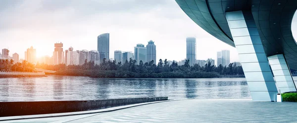 China Haikou Cityscape Arranha Céus Junto Lago — Fotografia de Stock