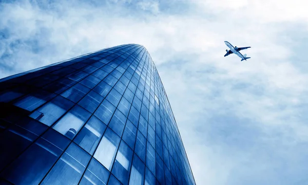 상해의 빌딩과 하늘에 비행기 — 스톡 사진