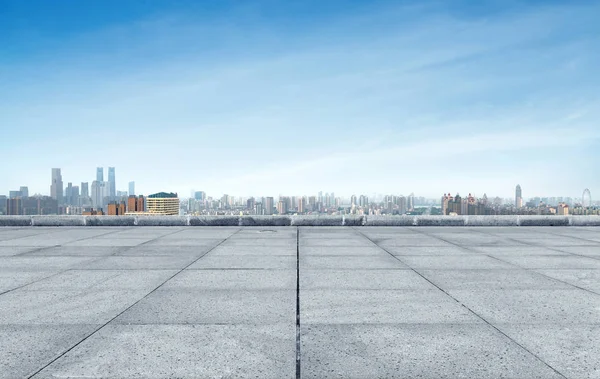 空砖地板与现代城市景观 — 图库照片