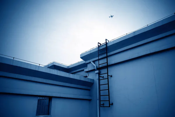 Samolot Pasażerski Leci Nad Dachem Domu Zamiar Dotrzeć Lotnisko — Zdjęcie stockowe