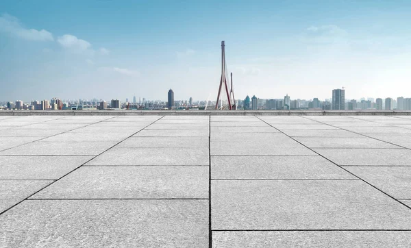 Prázdné Cihlová Podlaha Panoráma Moderního Města — Stock fotografie