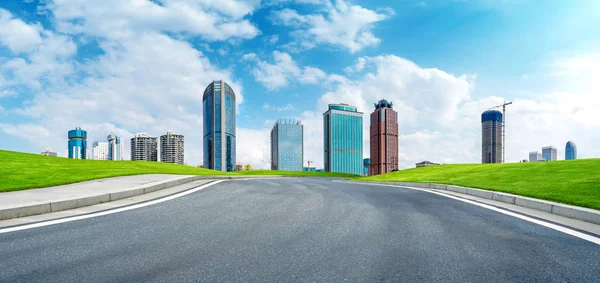 Schone Snelweg Leidt Tot Financiële Wijk Van Stad — Stockfoto