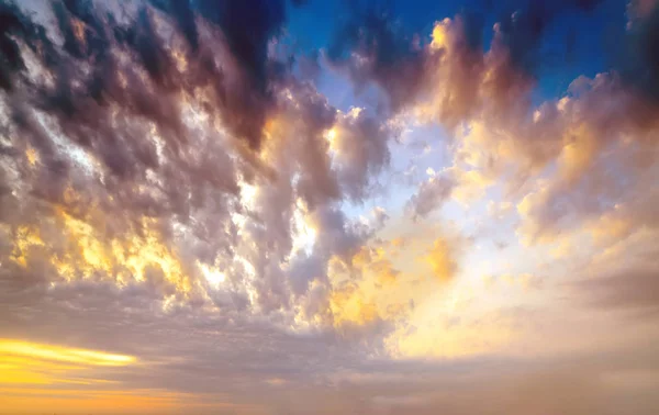 有云彩 太阳光和其他大气效应的日落 — 图库照片
