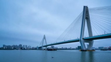 Gece, Haikou, Hainan, Çin (hızlandırılmış Fotoğrafçılık, şehir manzarası ve Deniz Köprüsü)