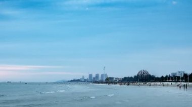 Beibu Körfezi, Çin, banyo plaj alacakaranlıkta (hızlandırılmış Fotoğrafçılık)