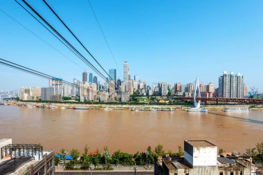 Chongqing şehrindeki Yangtze nehrinin üzerinden geçen kabloya bak (Chongqing, Çin)