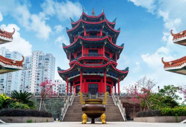 Ünlü Çin klasik mimarisi Jiulong Nehri, Weizheng Pavilion, Zhangzhou, Fujian kıyısında yer alır.