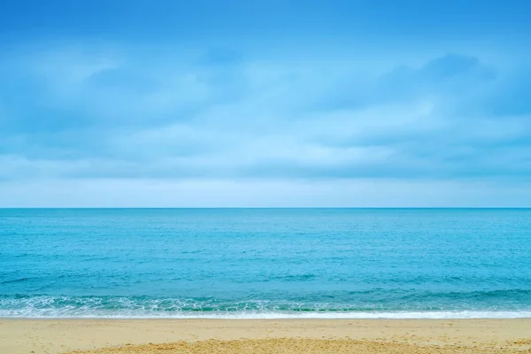 Μπλε Του Ουρανού Και Ηλιόλουστη Ημέρα Ώρα Παραλία Και Ελεύθερο — Φωτογραφία Αρχείου