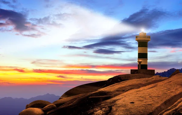 Abendhimmel Und Leuchtturm Auf Dem Riff — Stockfoto