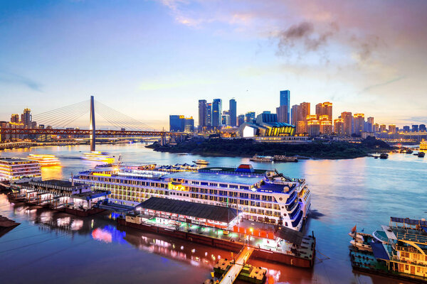 город и горизонт центра города у воды Чунцина ночью
