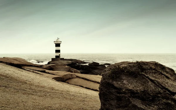 Ciel Crépusculaire Phare Sur Récif — Photo