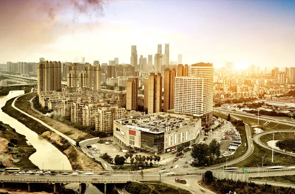 Entardecer Uma Visão Panorâmica Dos Edifícios Rodovias Cidade — Fotografia de Stock