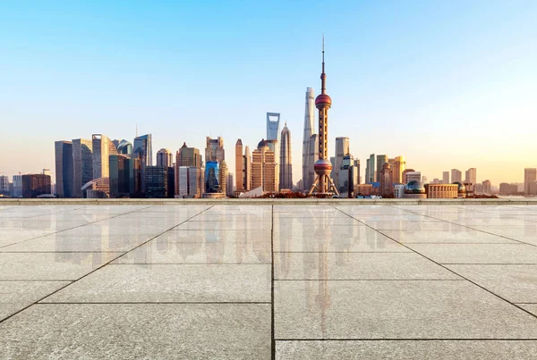 上海浦东金融区的现代建筑和大理石地板 — 图库照片