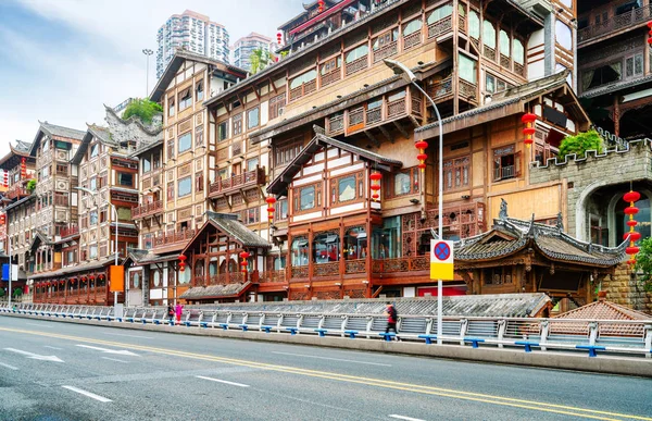 Yangtze Nehri kenarında klasik binada yer: Hongya mağara. Chongqing, Çin.