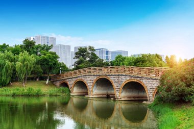 Çin Wuxi Cityscape, göl kenarında yüksek katlı.