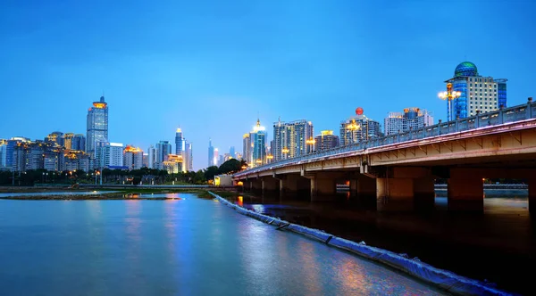 Skyline Cidade Noite Ponte Que Perfura Lago Vietnam Nanning China — Fotografia de Stock