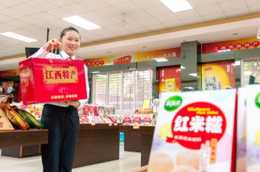 27 Nisan 2012-Nanchang Çin: tüketicilerin satın alınan bir süpermarket, Nanchang, Doğu Çin dünyanın her yerinden gelen mallar. Çin önemli ölçüde bazı tüketim malları üzerinde ithalat tarifeleri azalttı.