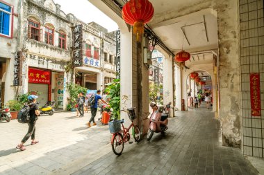 Beihai - Çin. Nisan 21,2018. Beihai eski Street, IOmuz bir sürü asırlık binalar, 9 metre genişliğinde 1.44 km uzunluğunda, 1883'te inşa edilmiş, sokak tam Çince ve Batı mimari arcade.
