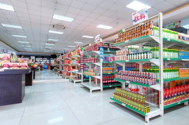 27 Nisan 2012-Nanchang Çin: tüketicilerin satın alınan bir süpermarket, Nanchang, Doğu Çin dünyanın her yerinden gelen mallar. Çin önemli ölçüde bazı tüketim malları üzerinde ithalat tarifeleri azalttı.