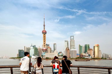 Shanghai-Mayıs 14, 2012. Pudong bölgesi arka plan üzerinde turist Bund Bulvarı'nda. Pudong bölgesi Lujiazui Finans ve ticaret bölgesi ve Şanghay Borsası evler, Çin'in finans merkezi.