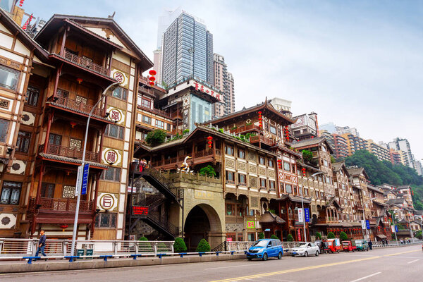 CHONGQING, CHINA-OCTOBER 19,2017: Hongyadong complex in the shape of a large ancient building. Внутри есть магазины, рестораны, гостиницы, сувенирные магазины и т.д. И хорошая точка зрения