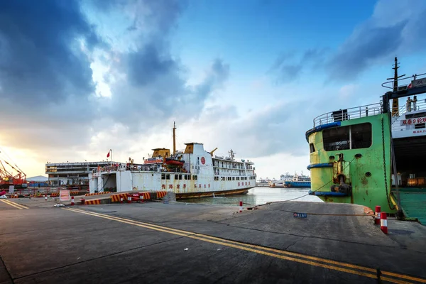 海口市 2018 旅客船埠頭 乗客を待っている出発 夕方空 — ストック写真