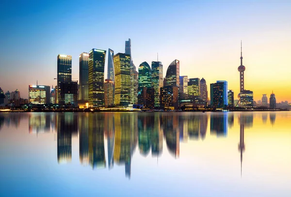 中国上海城市天际线 陆家嘴夜景 — 图库照片