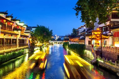 Nanjing Konfüçyüs Tapınağı manzara bölgesi ve Qinhuai Nehri. İnsanlar ziyarete geliyor. Nanjing City, Jiangsu Eyaleti, Çin 'de..