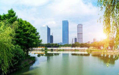 Çin Wuxi Cityscape, göl kenarında yüksek katlı.