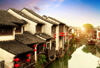 Suzhou, Çin Yangtze Nehri güneyinde birçok antik kentler ile ünlü su yeridir.