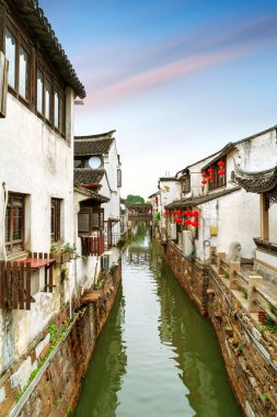 Suzhou, Çin Yangtze Nehri güneyinde birçok antik kentler ile ünlü su yeridir.