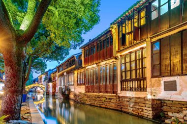 Suzhou, Çin Yangtze Nehri güneyinde birçok antik kentler ile ünlü su yeridir.