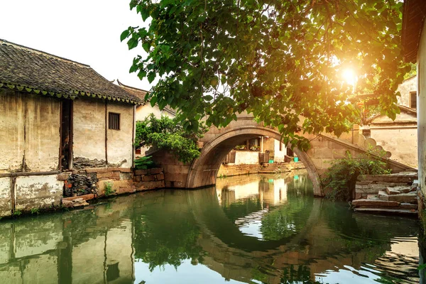 中国蘇州市は長江の南の多くの古代町の有名な水の町 — ストック写真