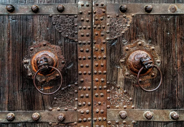 Дверь Китайскую Классическую Архитектуру Крупным Планом Металлических Дверных Стукачей — стоковое фото