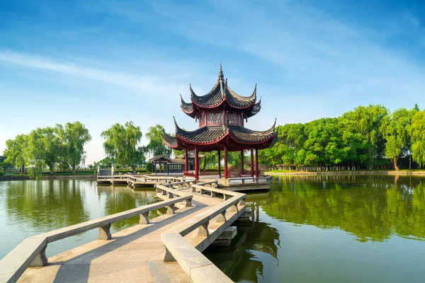 中国の伝統的な建築様式 湾曲ブリッジ一般的に庭で発見 — ストック写真