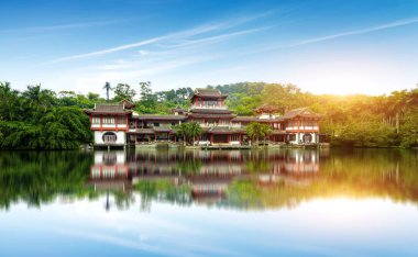 Guangxi Nanning Qingxiu Shan manzarası, göl ve eski binalar.